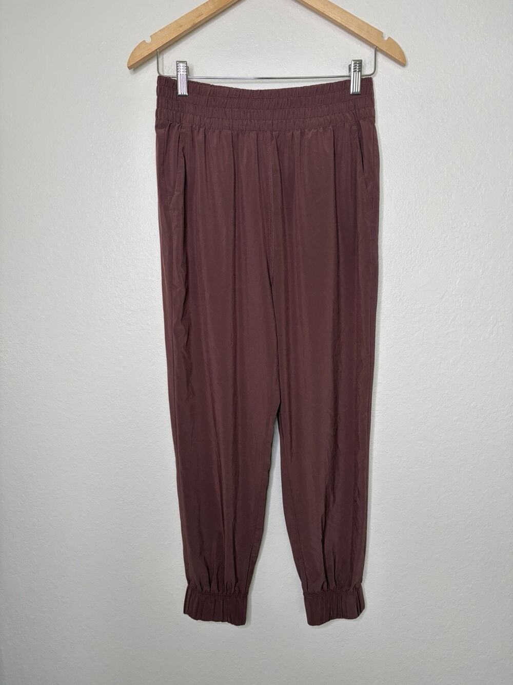 Vuori Women's Villa Jogger in Hazelnut Size Medium Athleisure Clean Girl Sporty